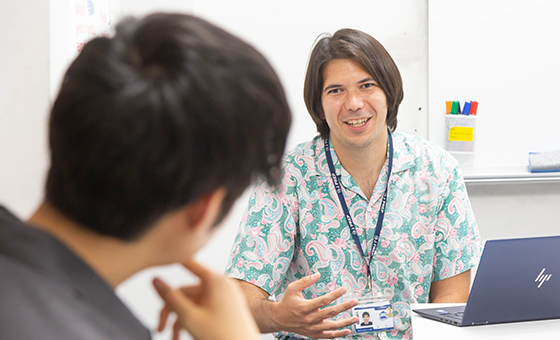 笑顔で海外留学をする生徒の姿